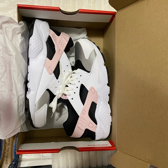 BNIB Nike Huarache size 5.5Y (fits 5.5-6W) - Picture 4 of 4